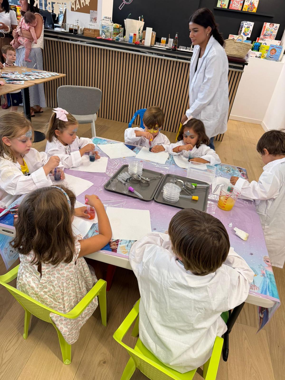 Cumpleaños científico con niños en bata