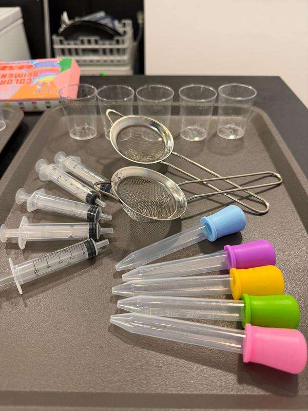 Material científico real: jeringas, pipetas y probetas