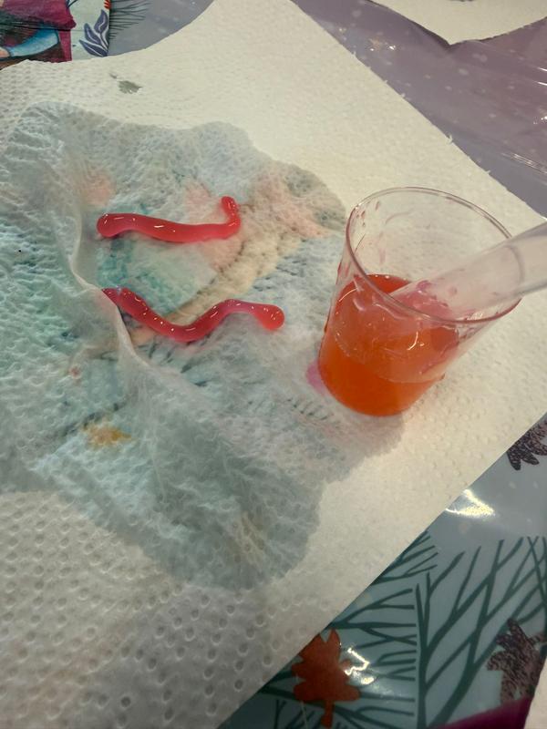 Gusanos de gelatina de colores en efervescencia
