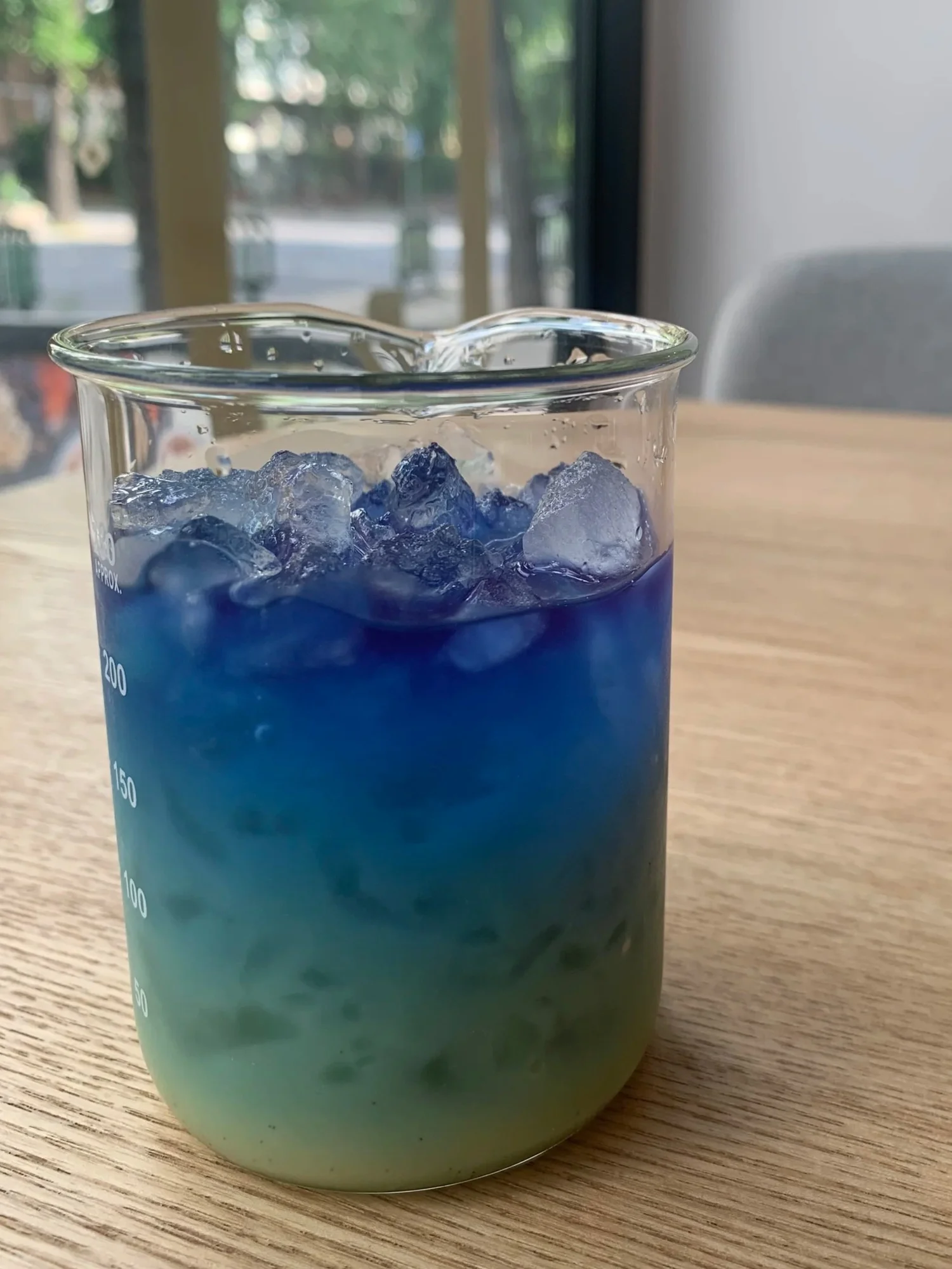 Bebida azul que cambia de color en un vaso de precipitados