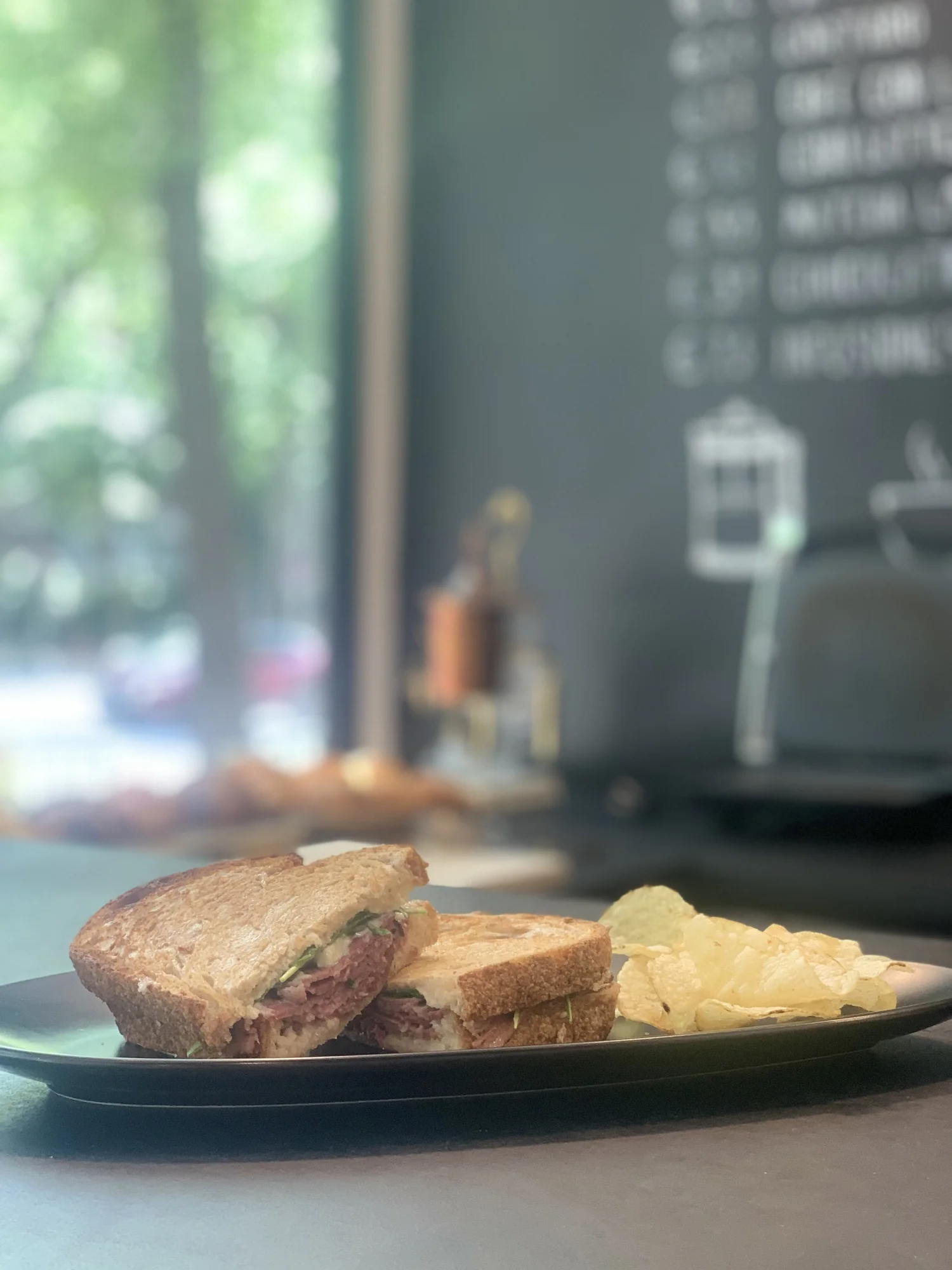 Sándwich de pastrami con patatas sobre la barra