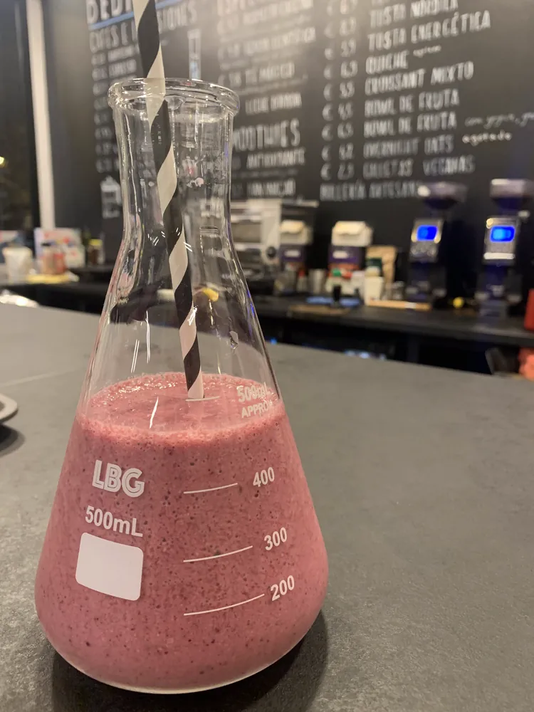 Smoothie de frutos rojos en un matraz Erlenmeyer